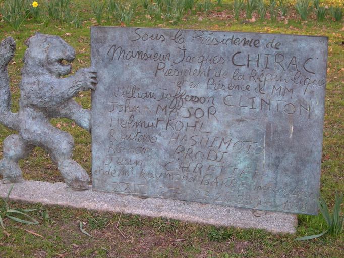  Plaque commémorant le G7, sous la présidence de Jacques Chirac 
